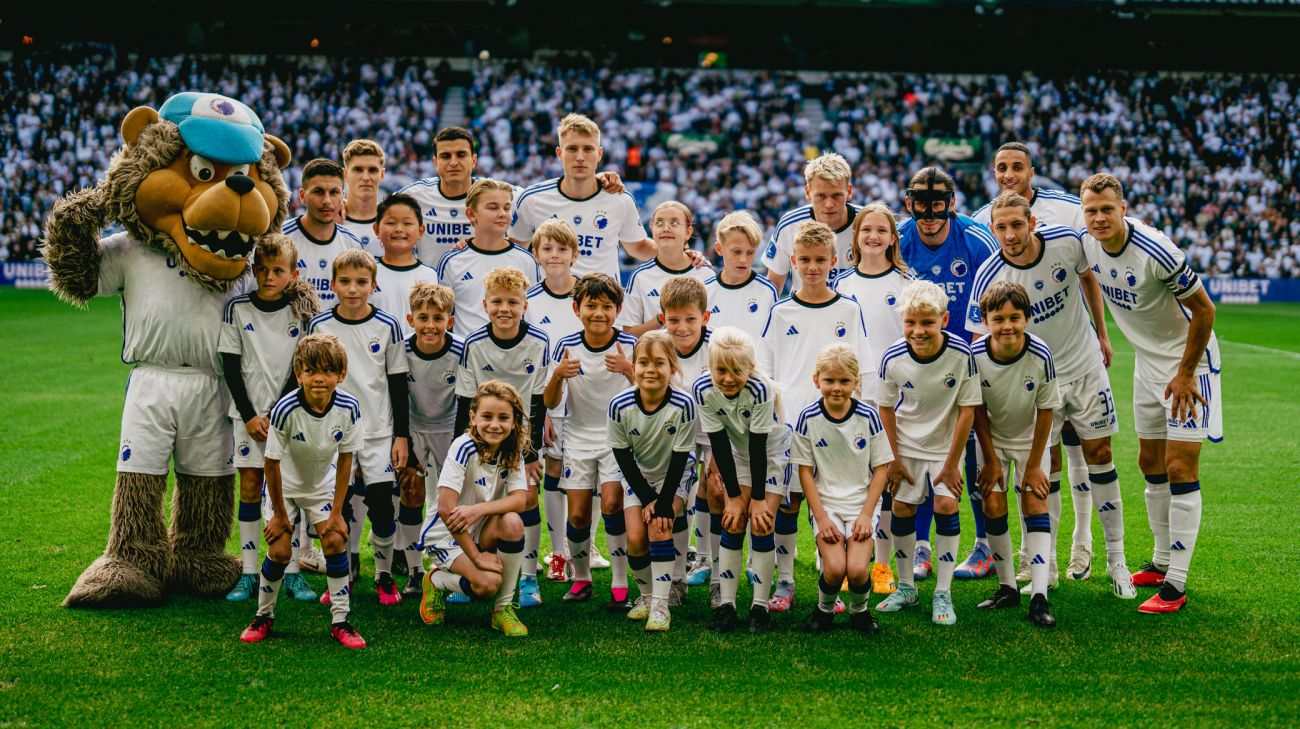 Holdfoto med indmarchbørn fra Klub Leo