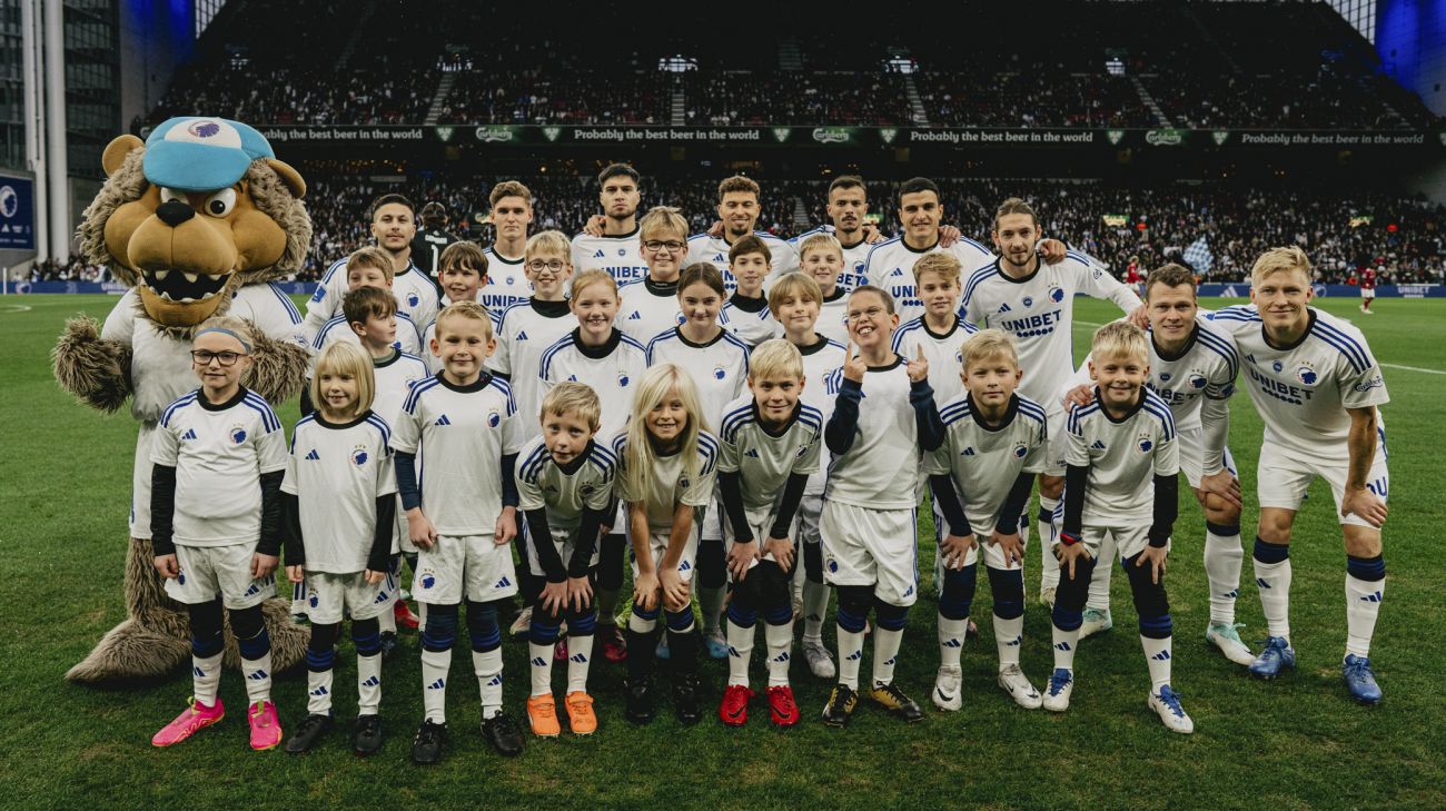 Holdfoto med indmarchbørn fra Klub Leo