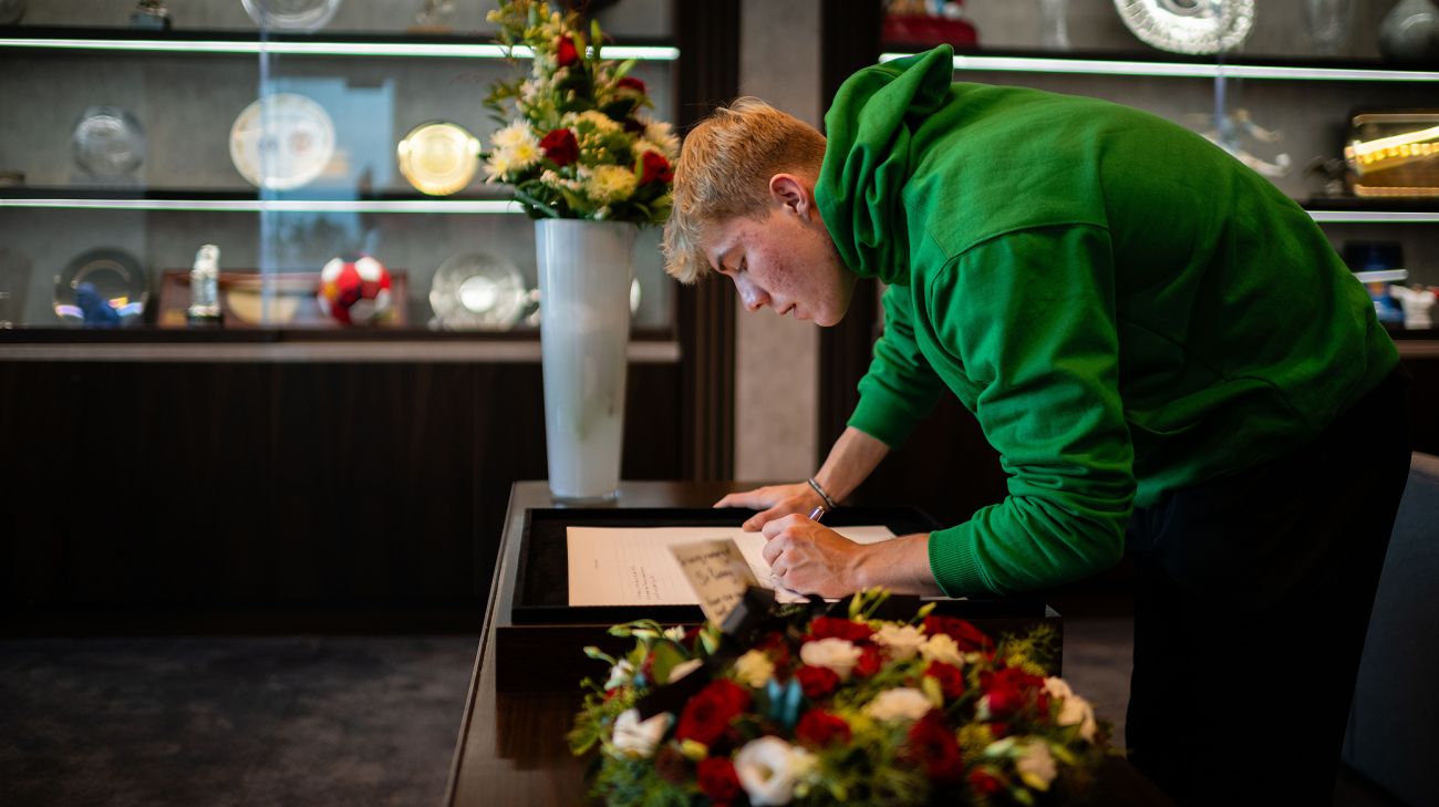 Rasmus Højlund skriver i kondolencebogen for afdøde Sir Bobby Charlton