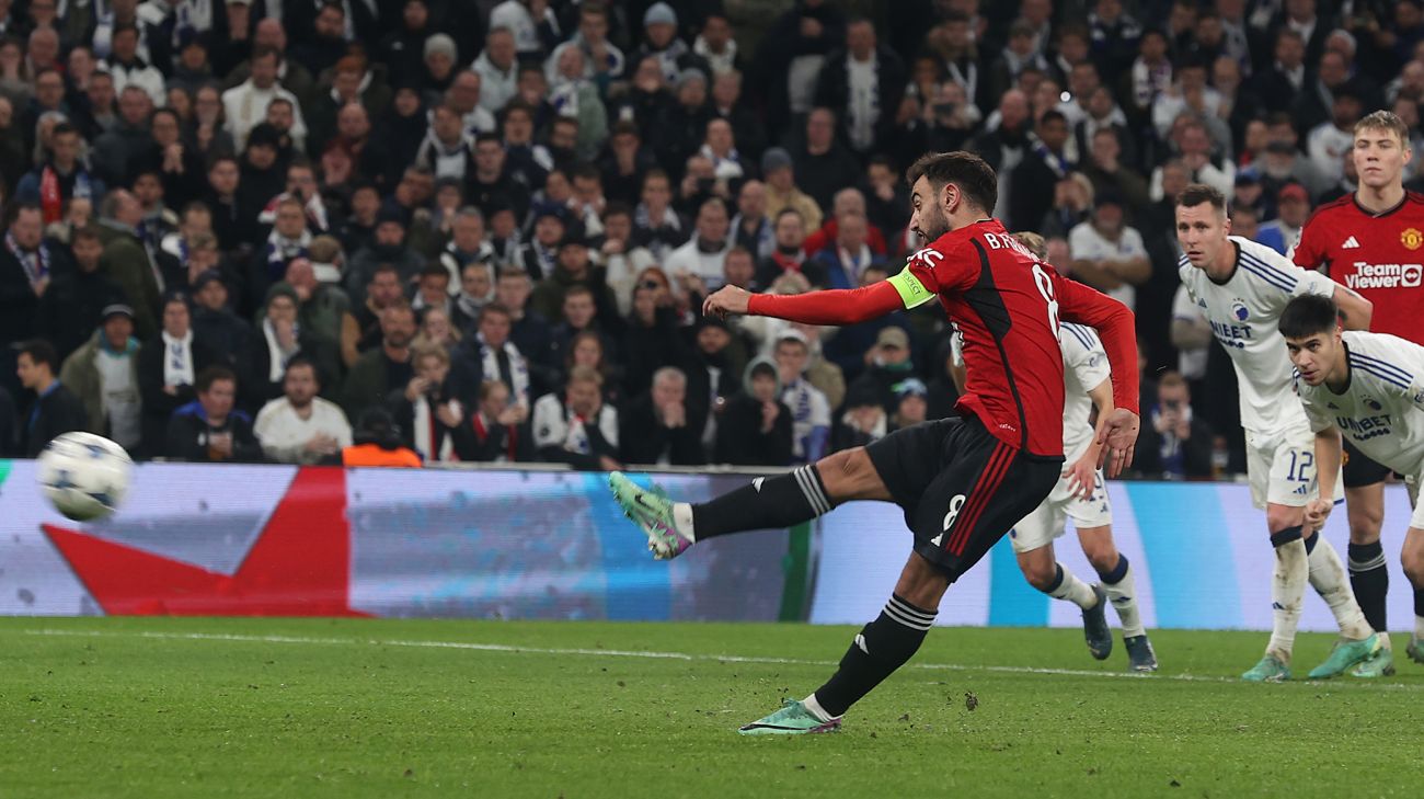 Foto: Gaston Szerman, FCK Media Bruno Fernandes scorer på straffe