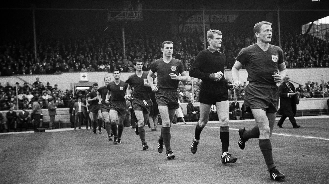 Bayern München med bl.a. Sepp Maier og Franz Beckenbauer løber på banen på Grünwalder Stadion i 1966/67