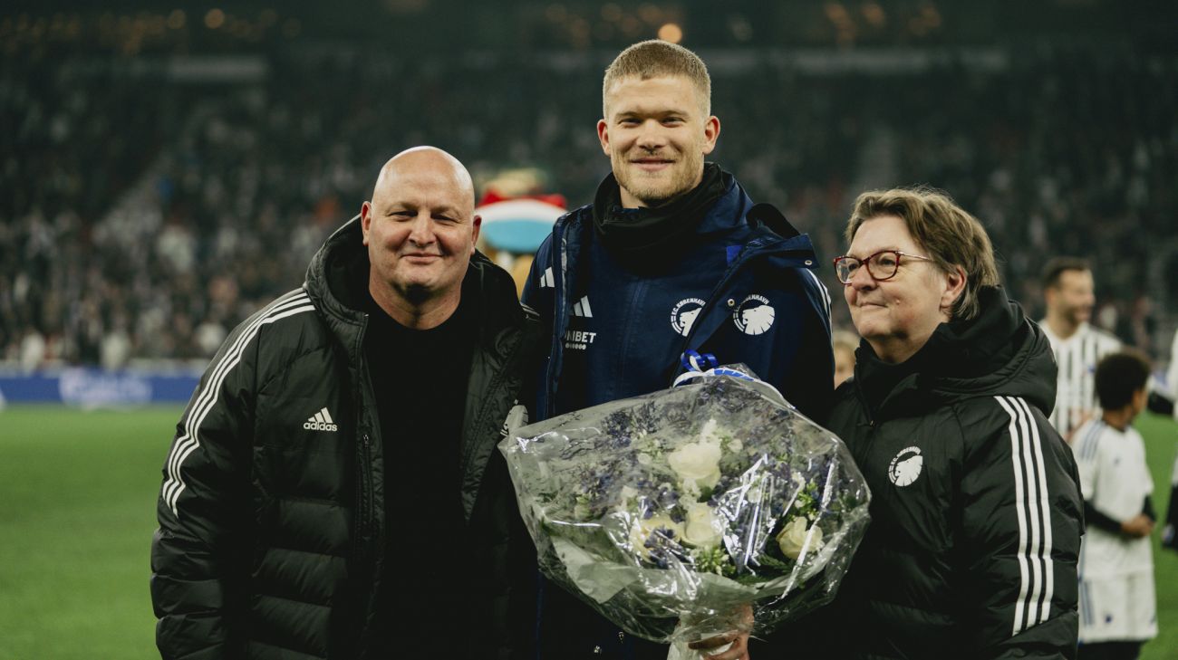 Andreas Cornelius får blomster af Peter Christiansen og Karina Danielsson