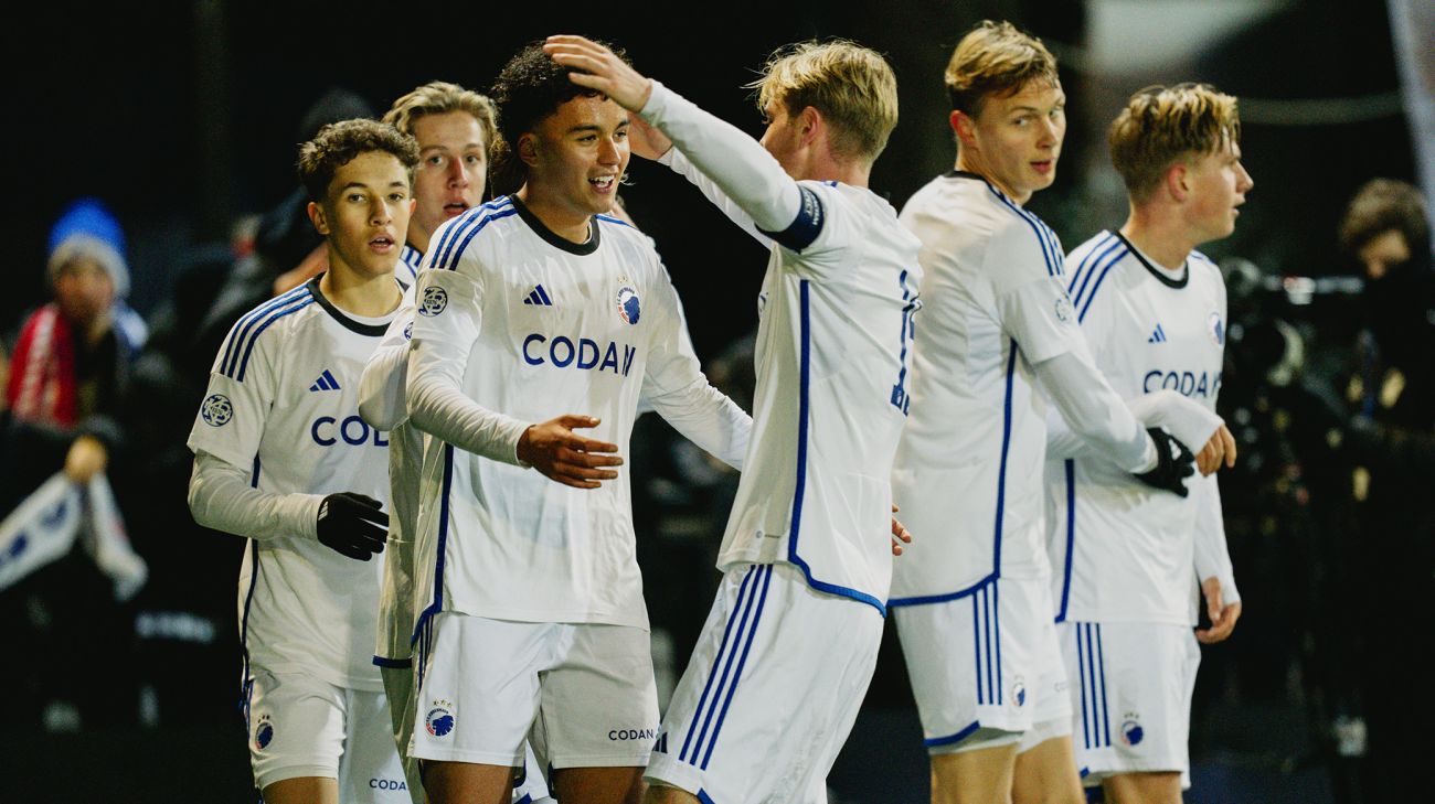 Roberto Risnæs tiljubles efter 6-0-målet Roberto Risnæs tiljubles efter 6-0-målet