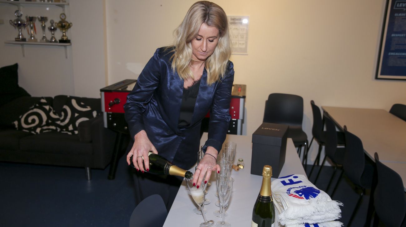 Rebecca Steele skænker champagne for at fejre samarbejdet med FC Damsø