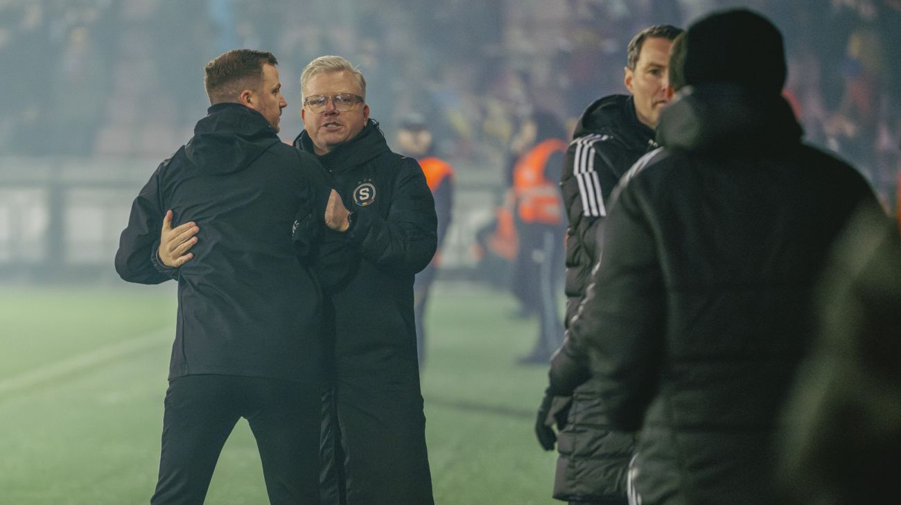 Jacob Neestrup hilser på Sparta-trænerne Lars Friis og Brian Priske