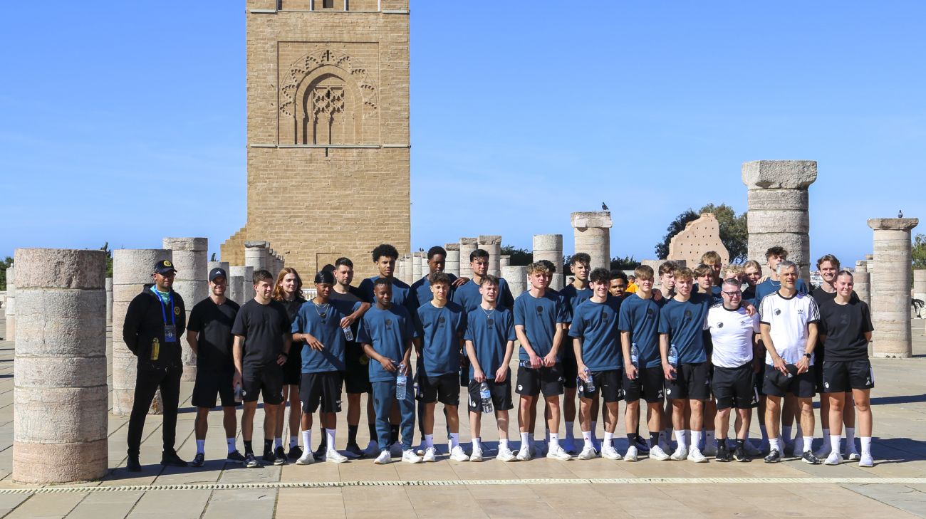 Holdfoto foran Hassan Tower i Rabat