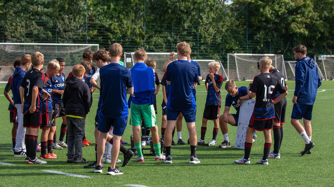 U14-cheftræner Mads Vittenbach giver instrukser i pausen U14-cheftræner Mads Vittenbach giver instrukser i pausen