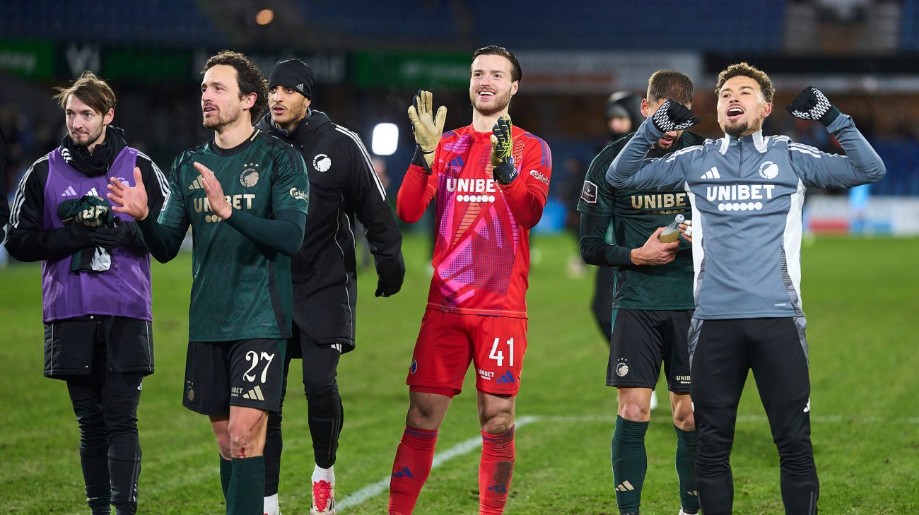 Spillerne jubler med fansene efter kampen Spillerne jubler med fansene efter kampen