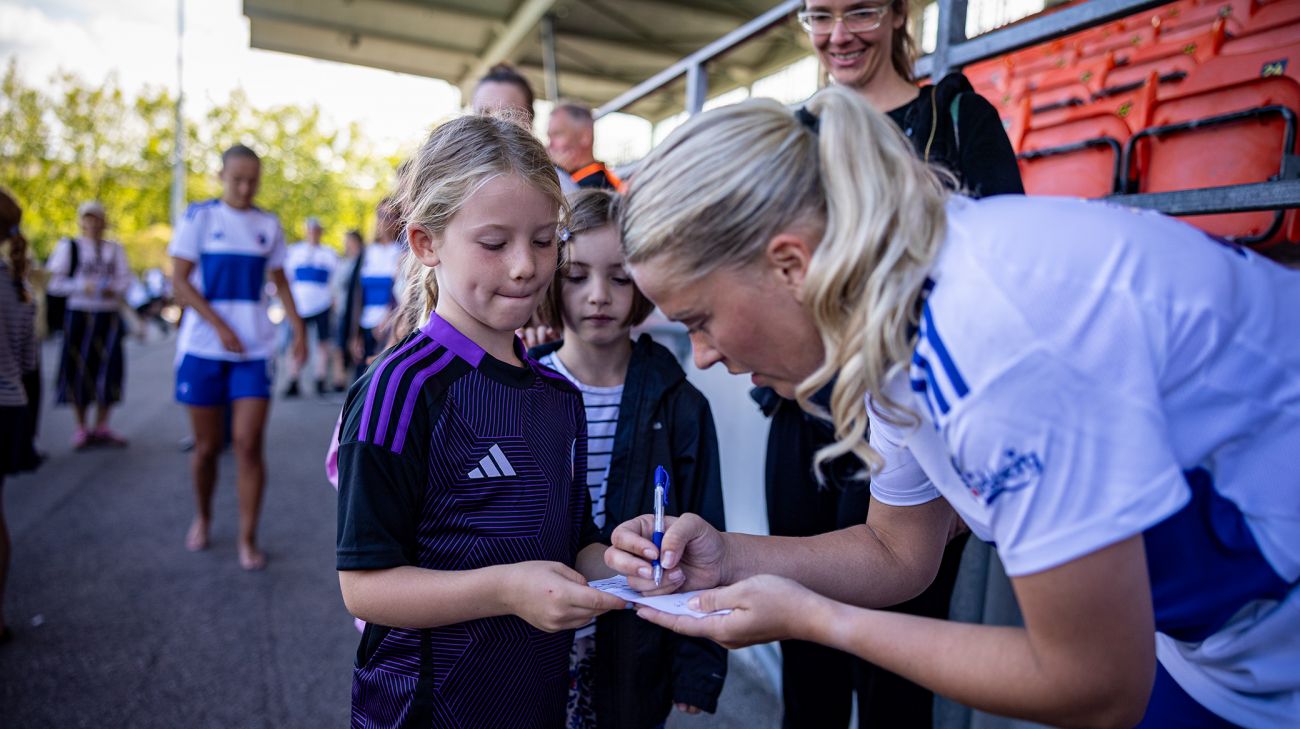 Celine Dalsten skriver autograf efter en hjemmekamp