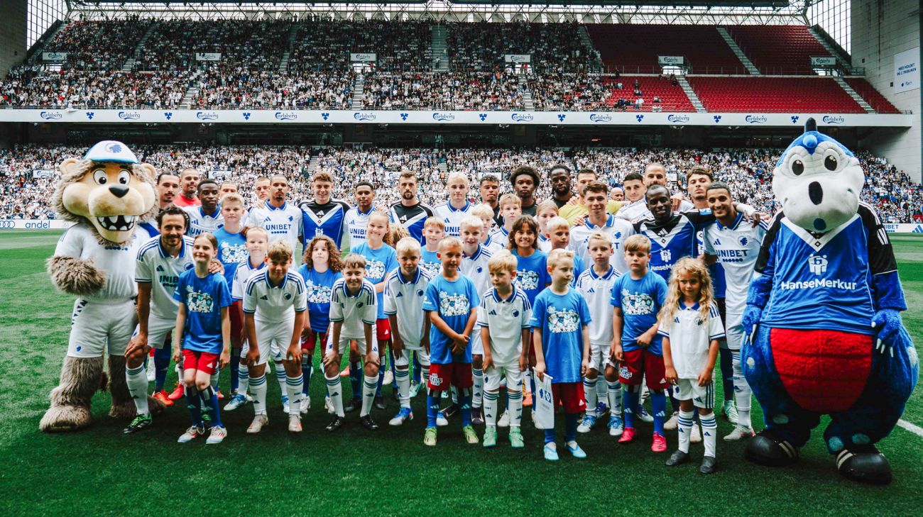Holdfoto med F.C. København, Hamburger SV og indmarchbørn Holdfoto med F.C. København, Hamburger SV og indmarchbørn