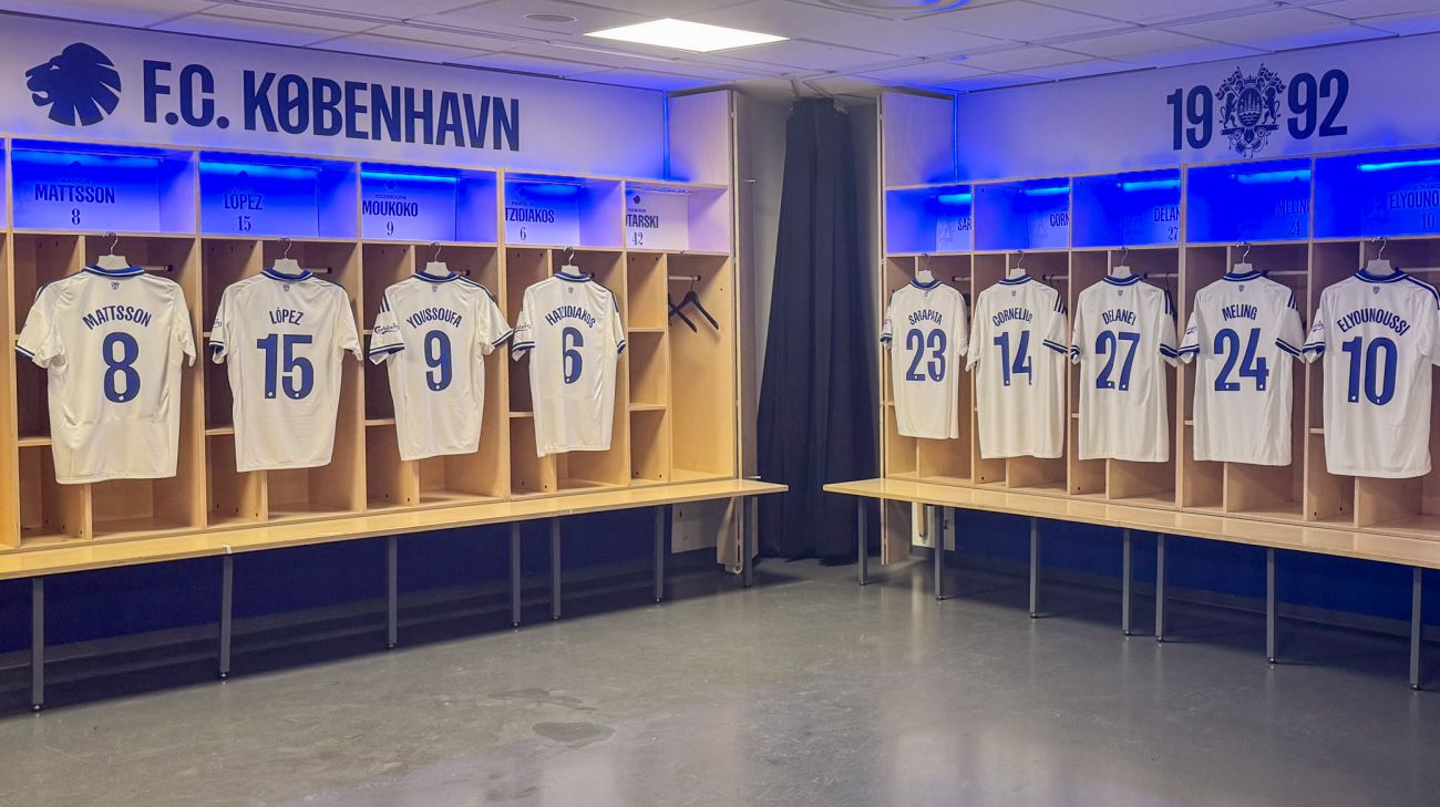 F.C. København-trøjer i omklædningsrummet