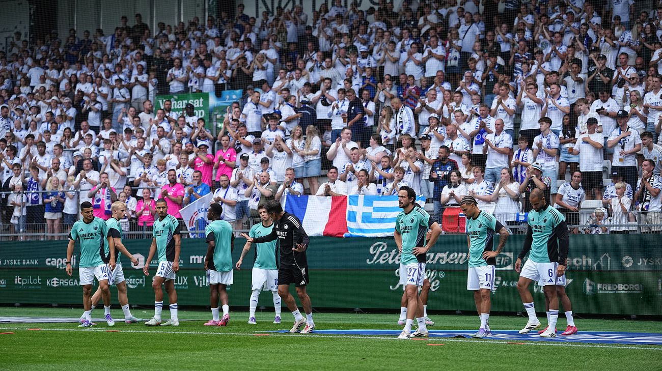 F.C. København-spillerne varmer op foran fansene