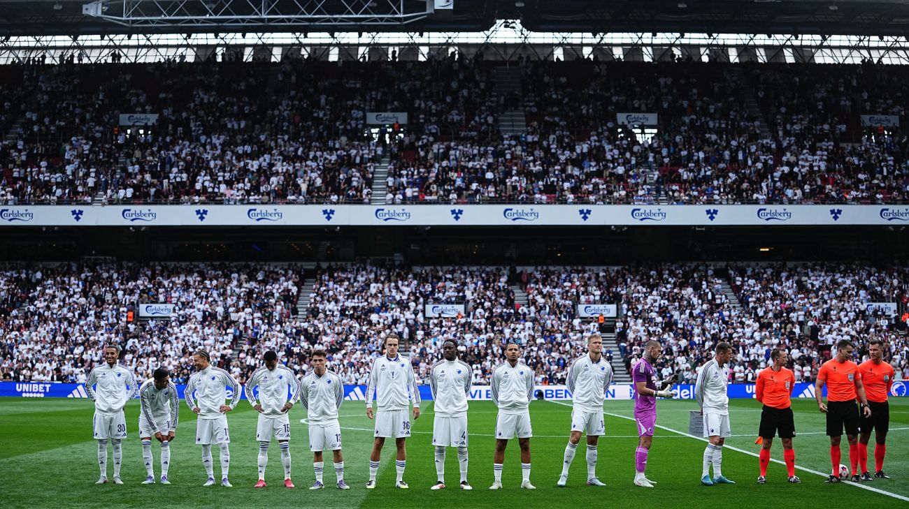 Spillerne præsenteres før kickoff Spillerne præsenteres før kickoff