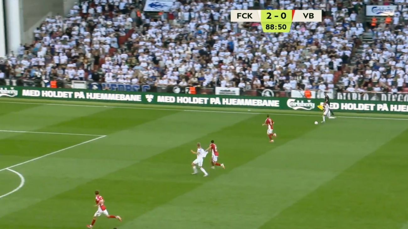 Lasse Nielsen river Andreas Cornelius omkuld under en omstilling Lasse Nielsen river Andreas Cornelius omkuld under en omstilling
