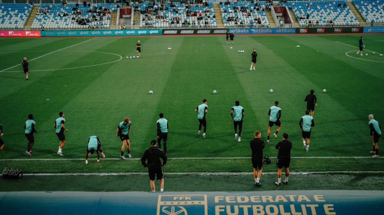 Opvarmning på stadion i Pristina Opvarmning på stadion i Pristina