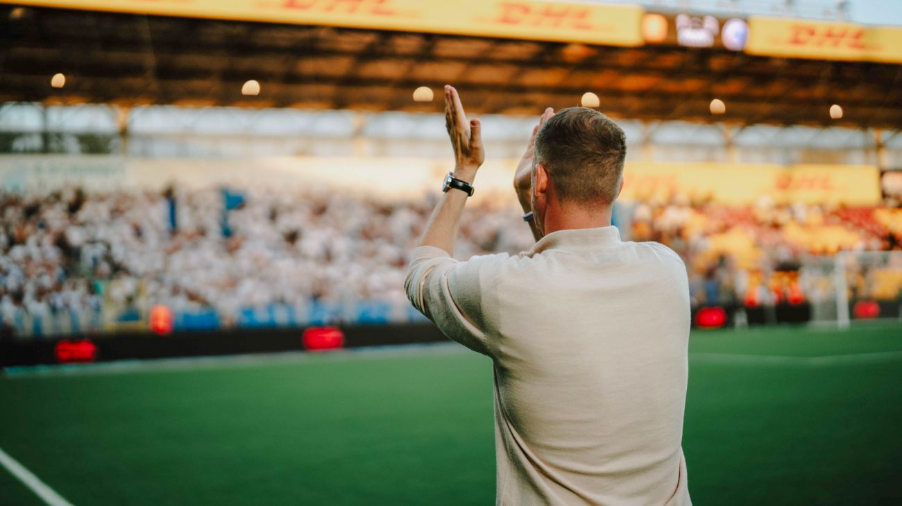Jacob Neestrup takker fansene efter kampen