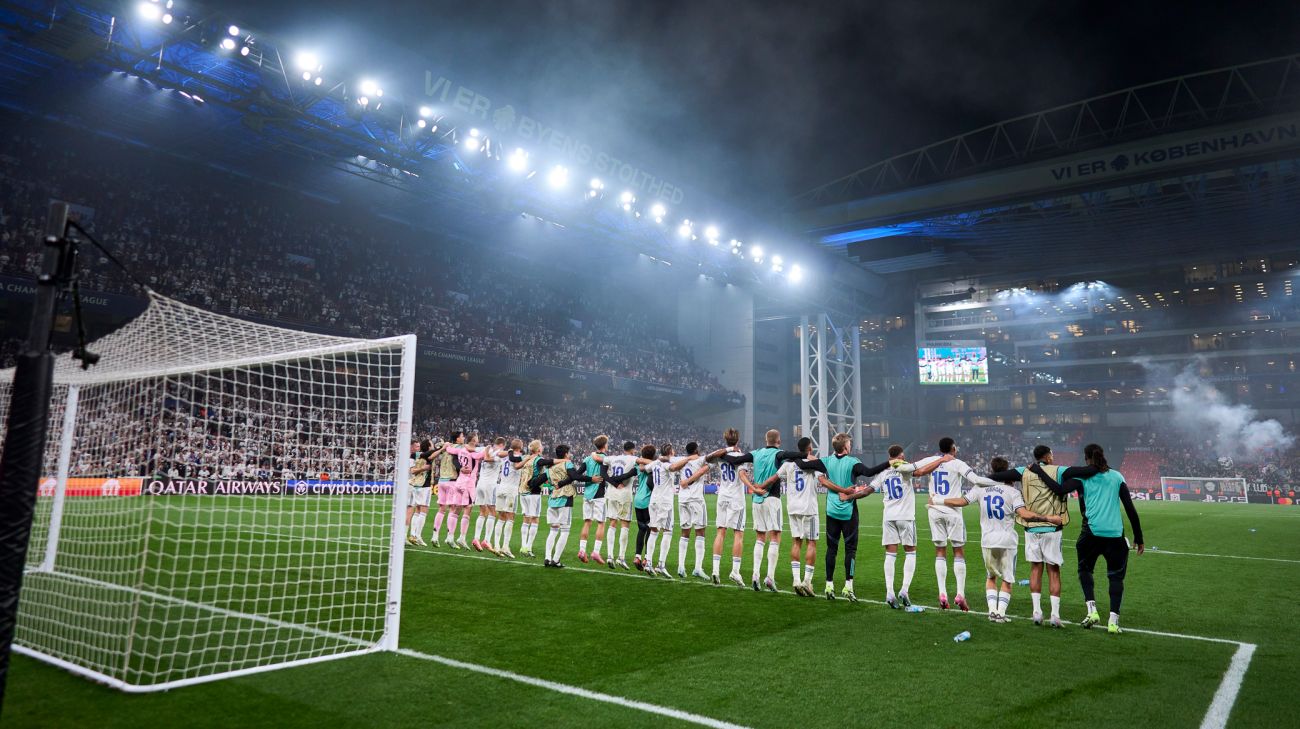 Spillerne jubler med fansene efter kampen Spillerne jubler med fansene efter kampen