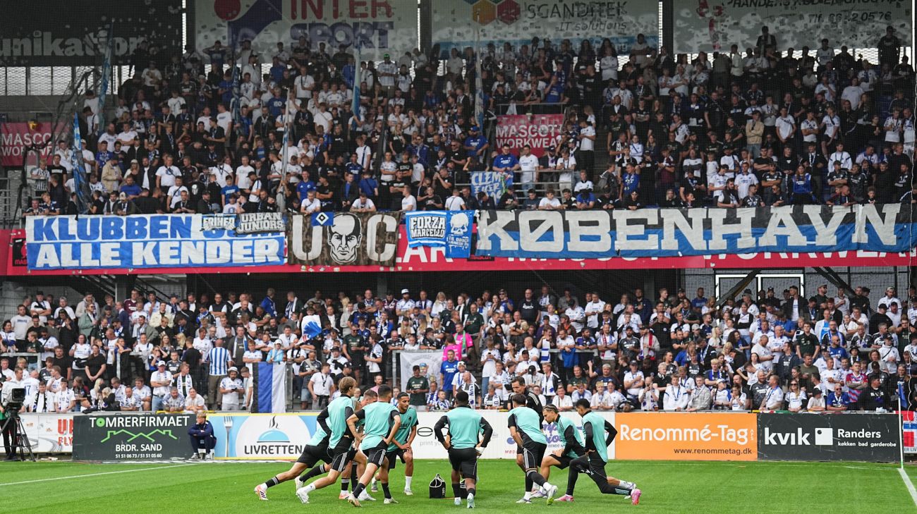 Spillerne varme op foran udeafsnittet Spillerne varme op foran udeafsnittet
