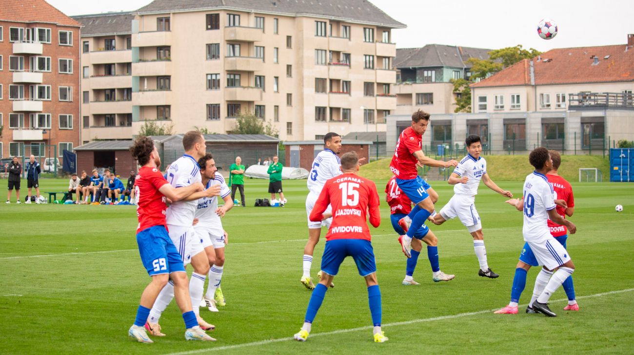 Junnosuke Suzuki header på overliggeren Junnosuke Suzuki header på overliggeren
