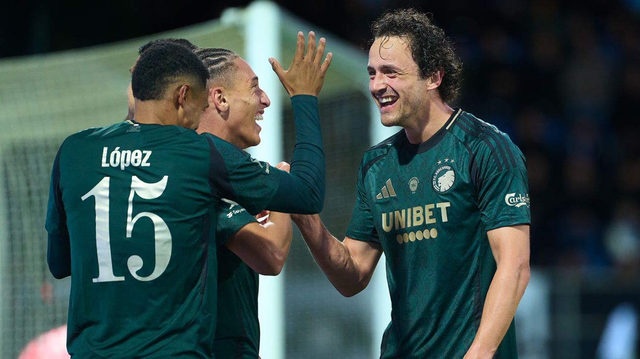 Thomas Delaney og Marcos Lopez jubler med målscorer Robert