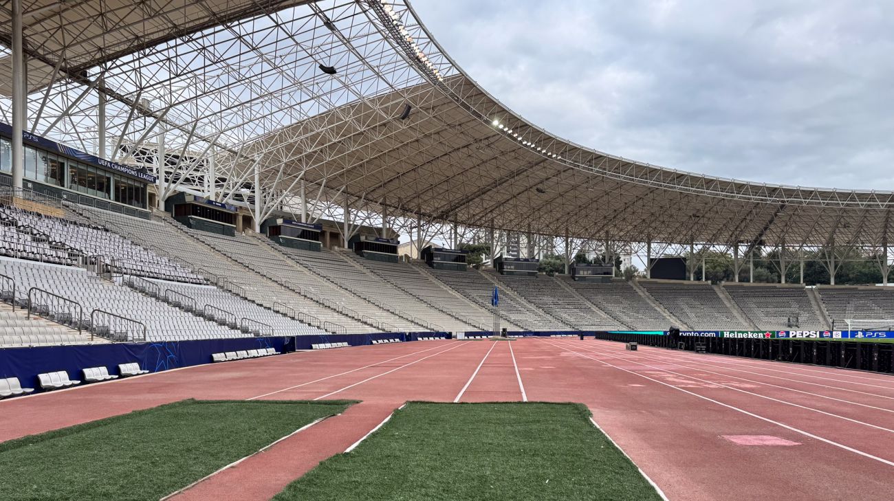 Bredt område med løbebaner på Tofiq Behramov Stadion