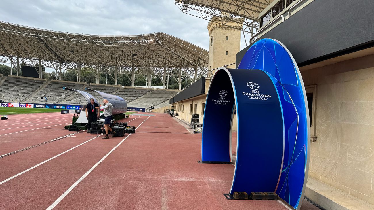 I baggrunden ses udeafsnittet på Tofiq Behramov Stadion