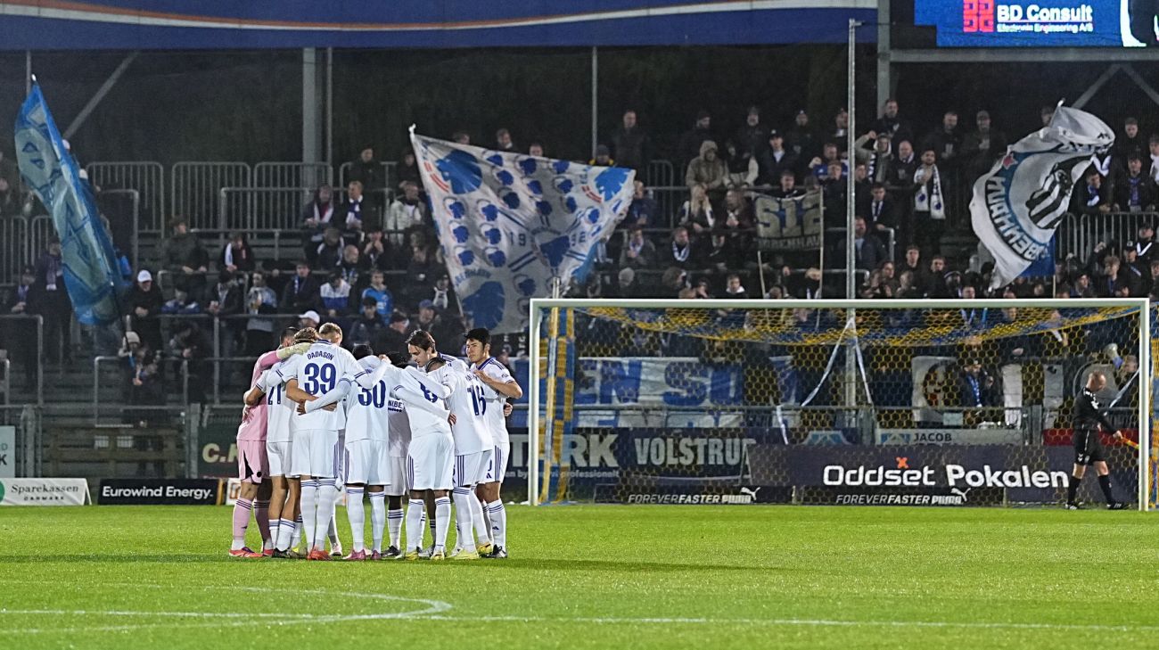 Spillerne samles før kickoff