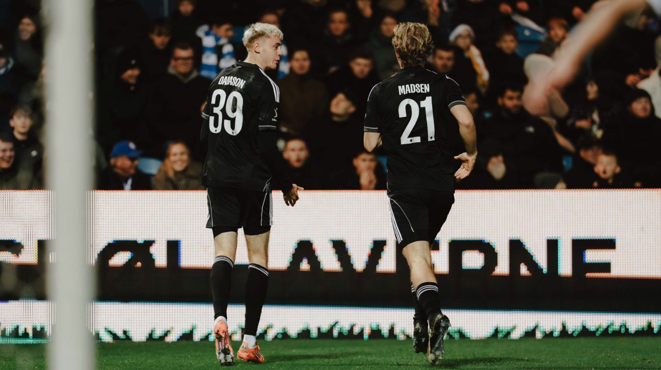 Viktor Dadason jubler med Mads Emil Madsen