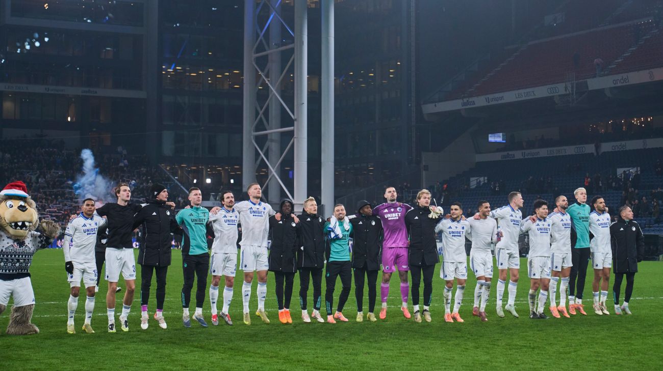 Spillerne jubler med fansene efter kampen