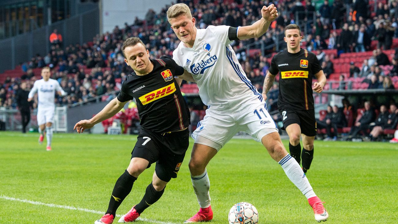 Andreas Cornelius og Stanislav Lobotka i kamp om bolden