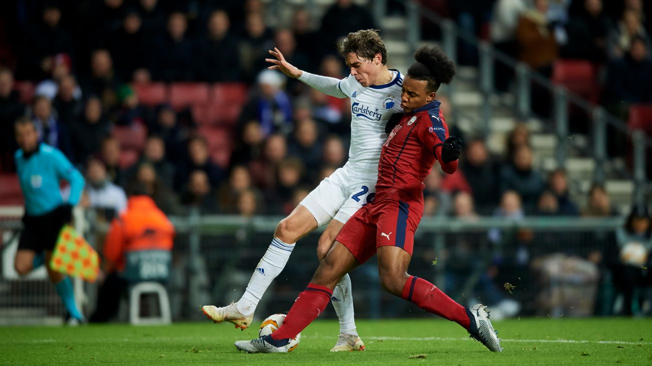 Robert Skov i duel med Jules Koundé