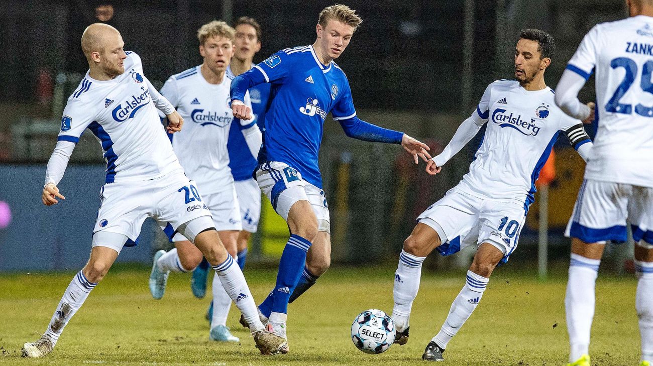 Nicolai Boilesen og Carlos Zeca i duel med Lyngbys Emil Kornvig 
