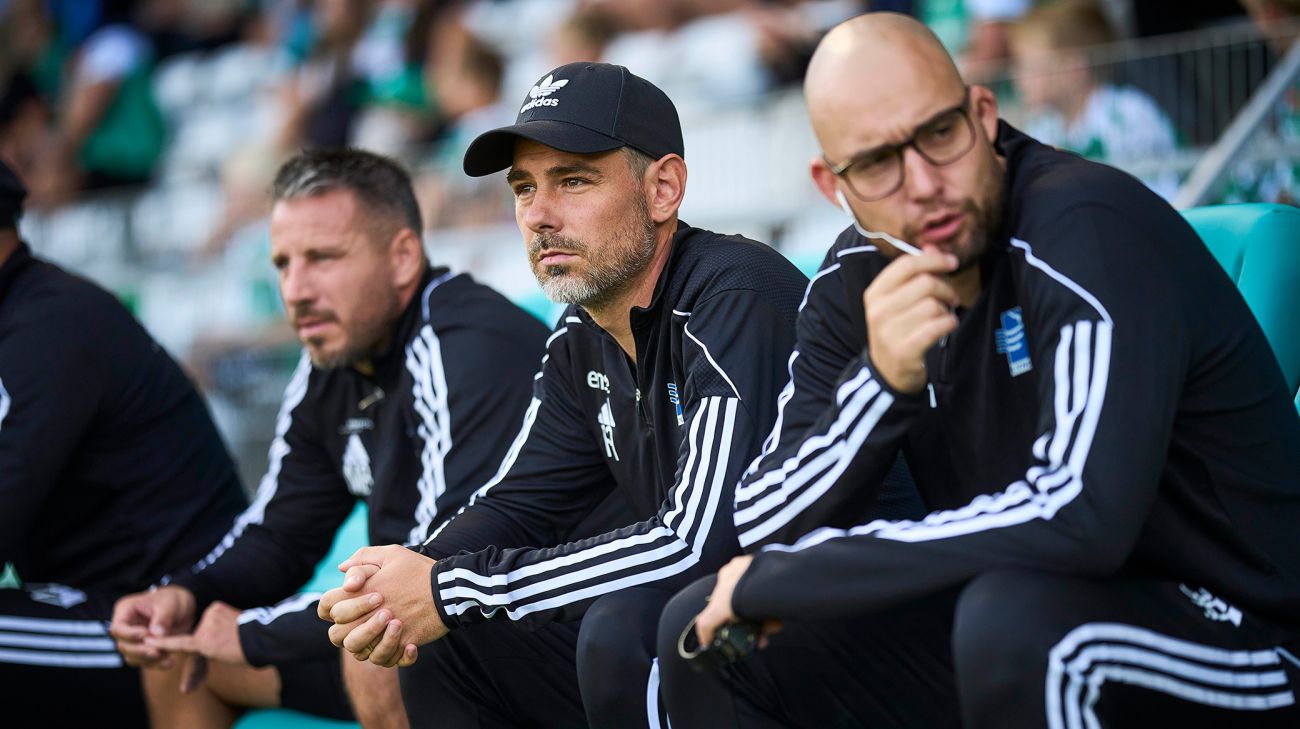 Freyr Alexandersson på Lyngby-bænken sammen med Mikkel Beckmann (tv.) og Jonathan Hartmann (th.)