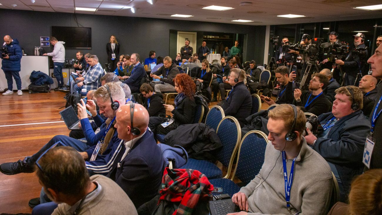 Velbesøgt pressekonference i Parken