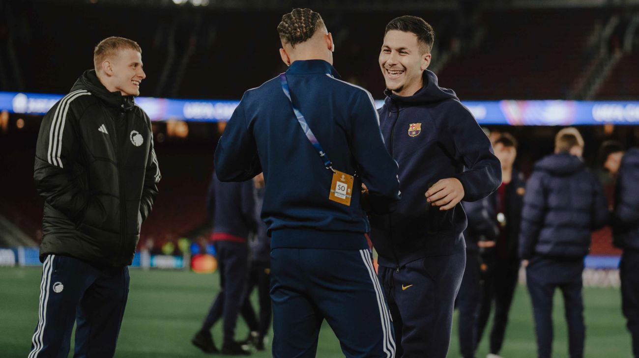 Roony Bardghji hilser på sine gamle holdkammerater