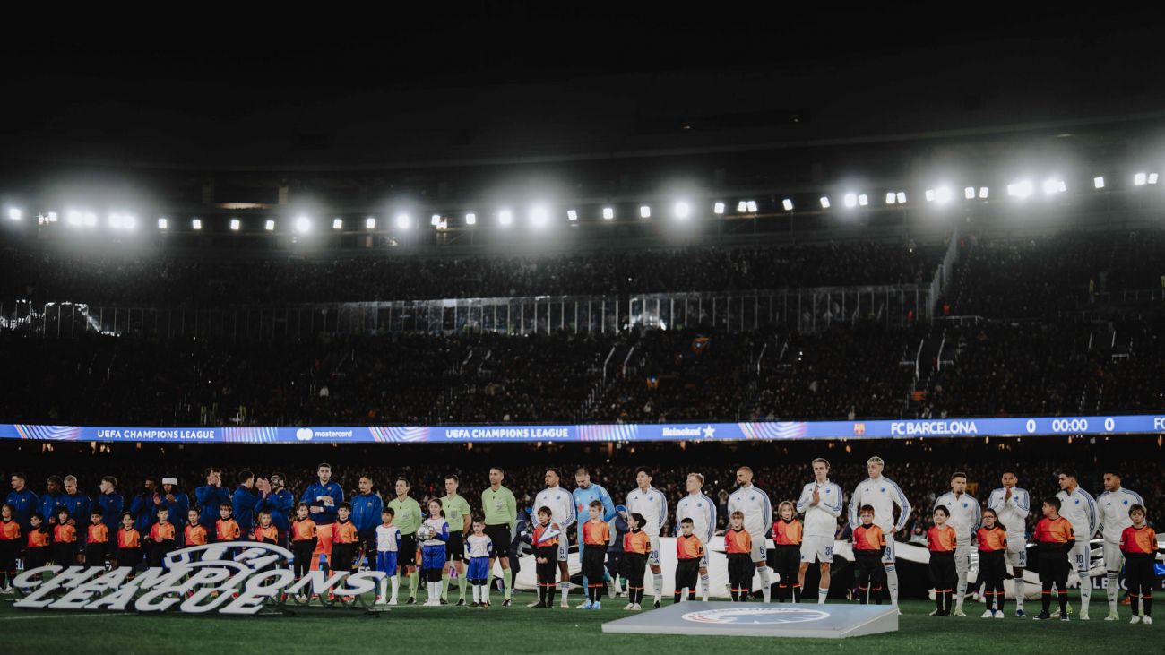 Holdene præsenteres før kampen