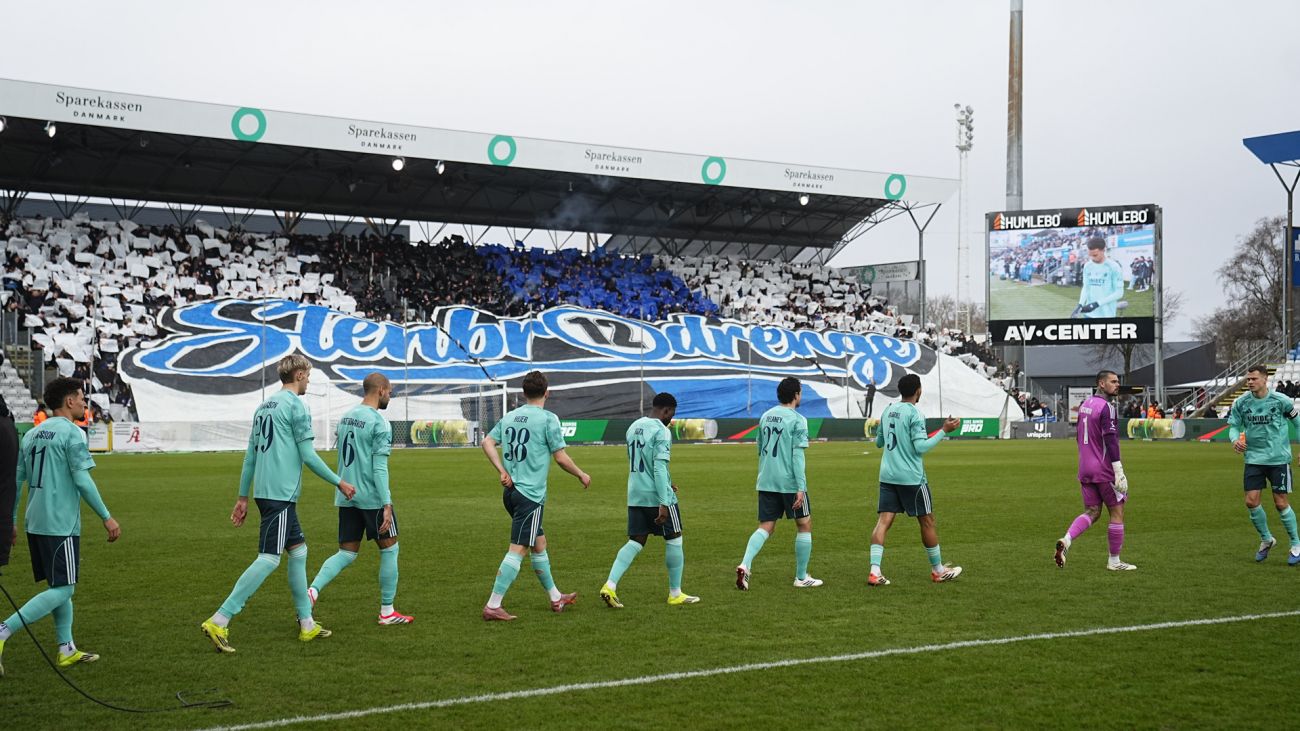 Spillerne går på banen 