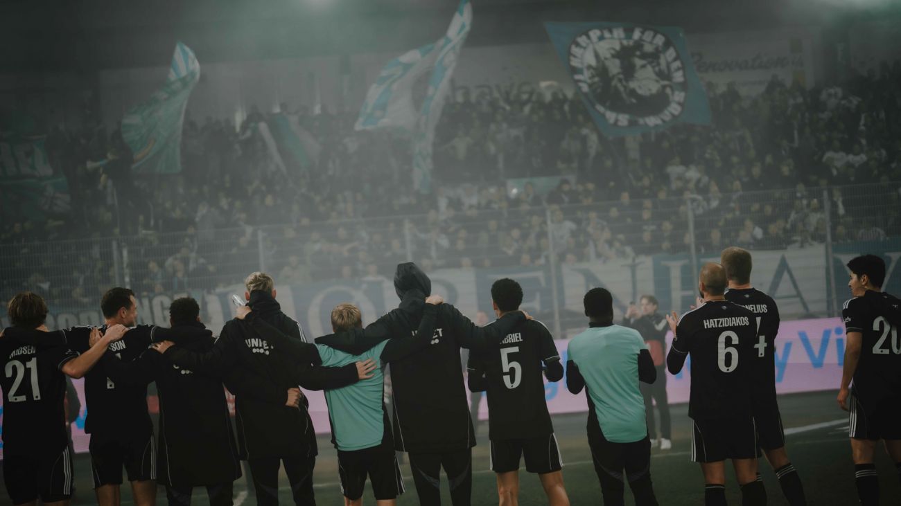 Spillerne jubler med fansene efter kampen