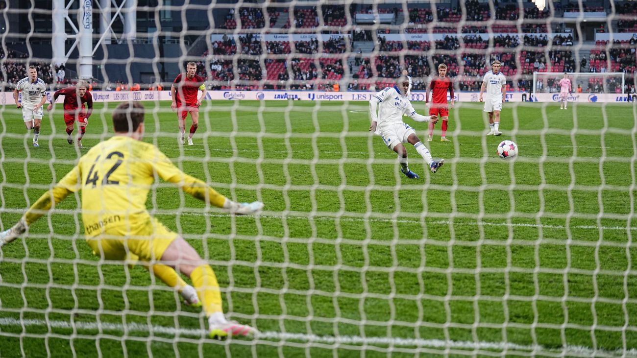 Youssoufa Moukoko scorer på straffespark