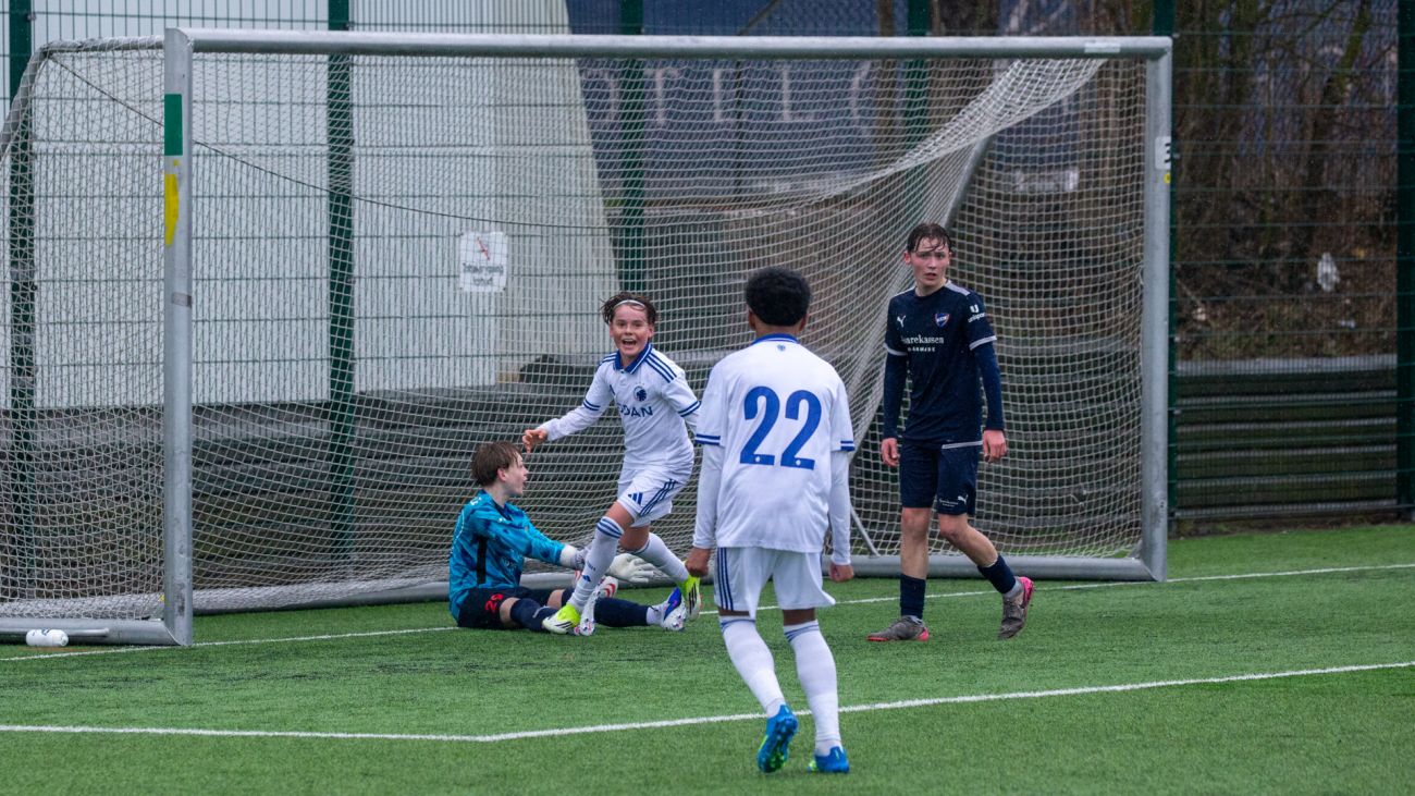 Aske Søgaard jubler med Hashim Hussein efter sit sene sejrsmål mod B.93