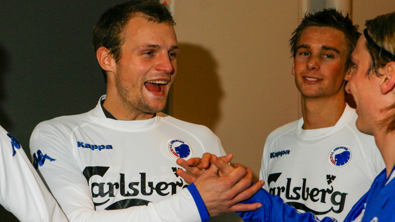 Bo Svensson hilser på Christian Poulsen, mens Morten Bertolt ser til