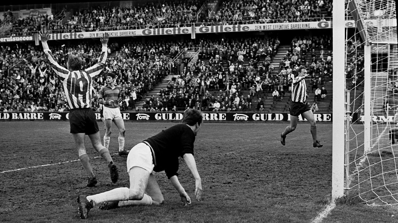 Karl Aage Skouborg og Niels Chr. Holmstrøm jubler efter et mål i pokalfinalen i 1969