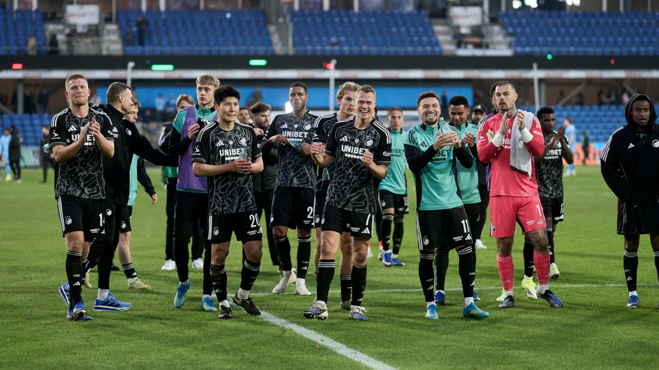 Spillerne jubler med fansene efter kampen