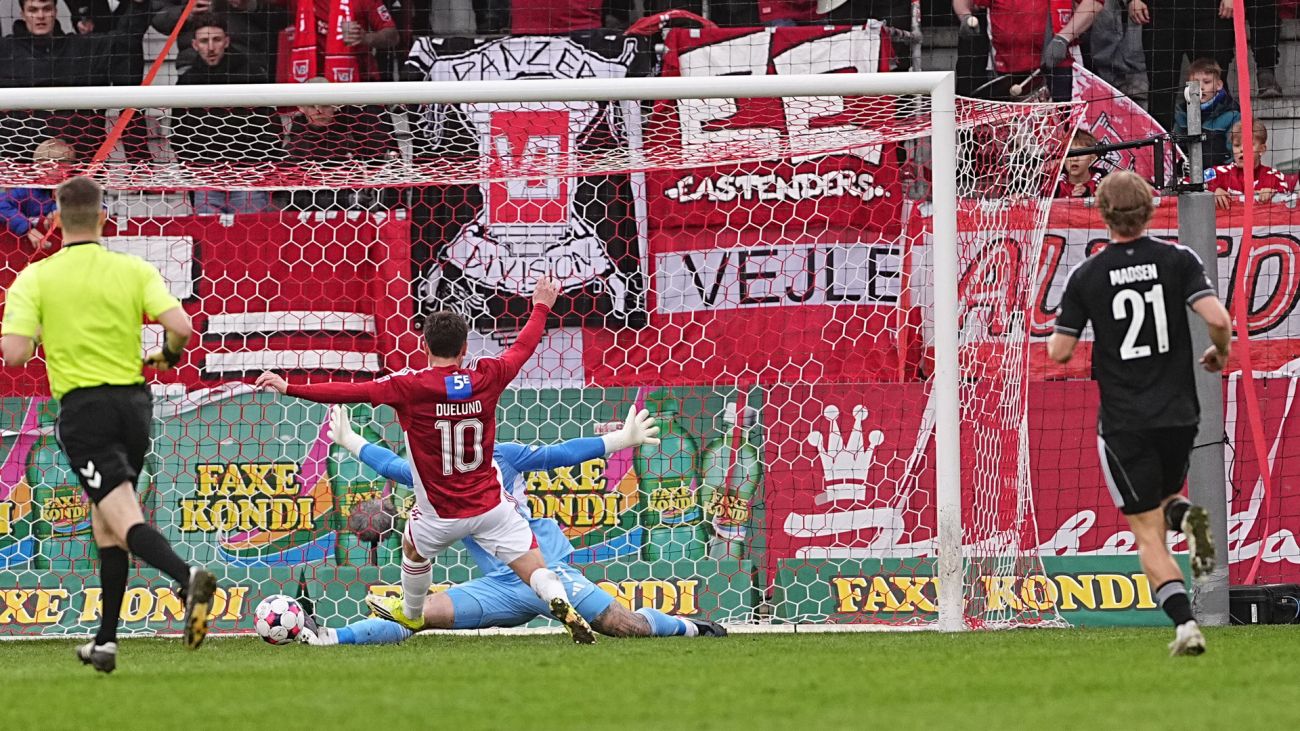 Mikkel Duelund skyder forbi Kotarskis mål på en stor Vejle-chance