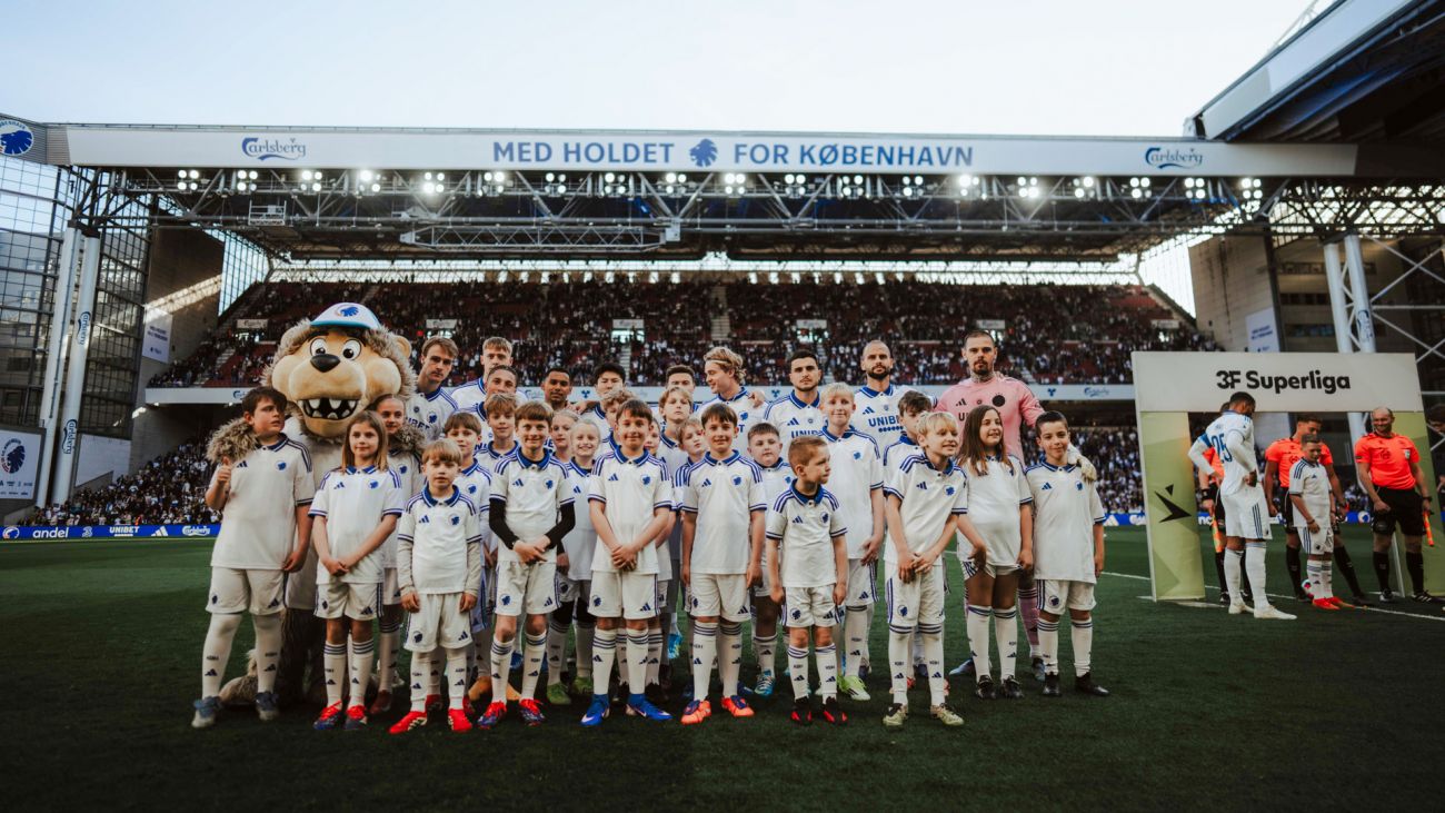 Holdfoto med indmarchbørn fra Klub Leo