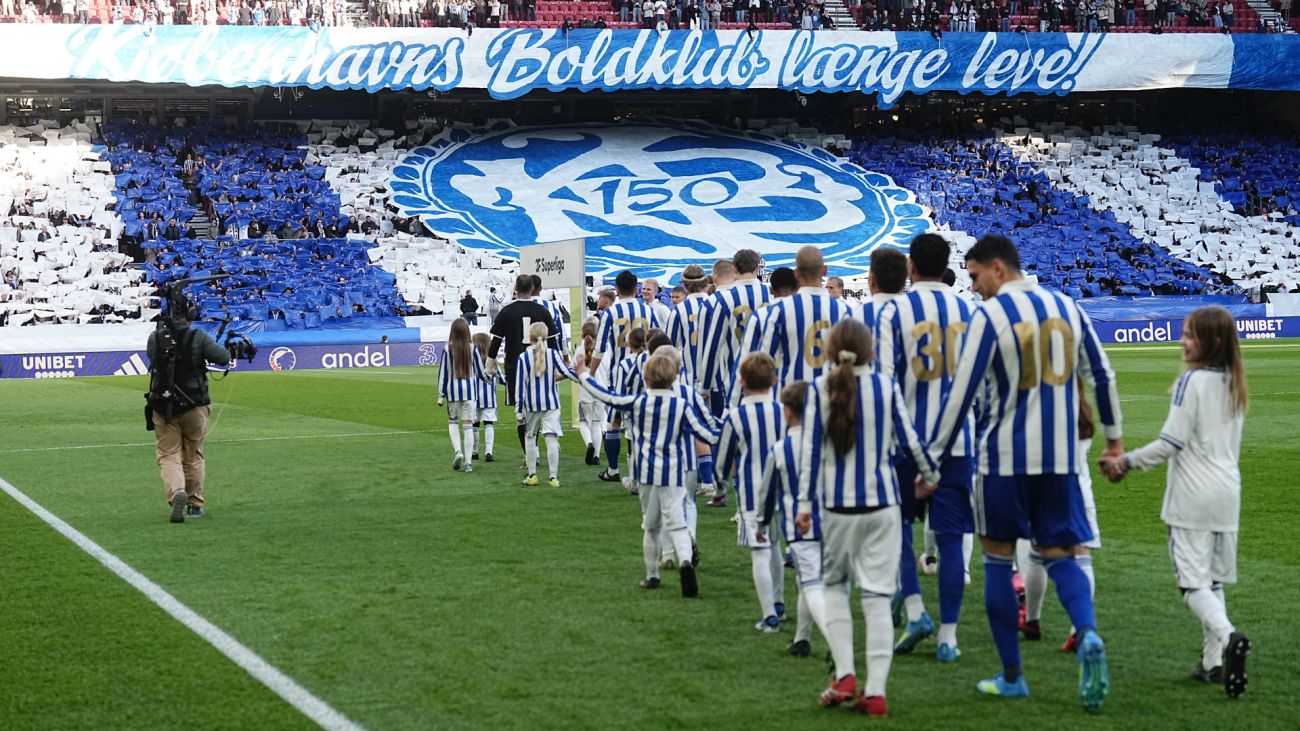 Spillerne går på banen med indmarchbørn fra KB