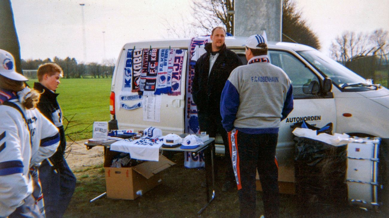 Claus Wolter på tur med den "mobile" Fanshop i slutningen af 90'erne