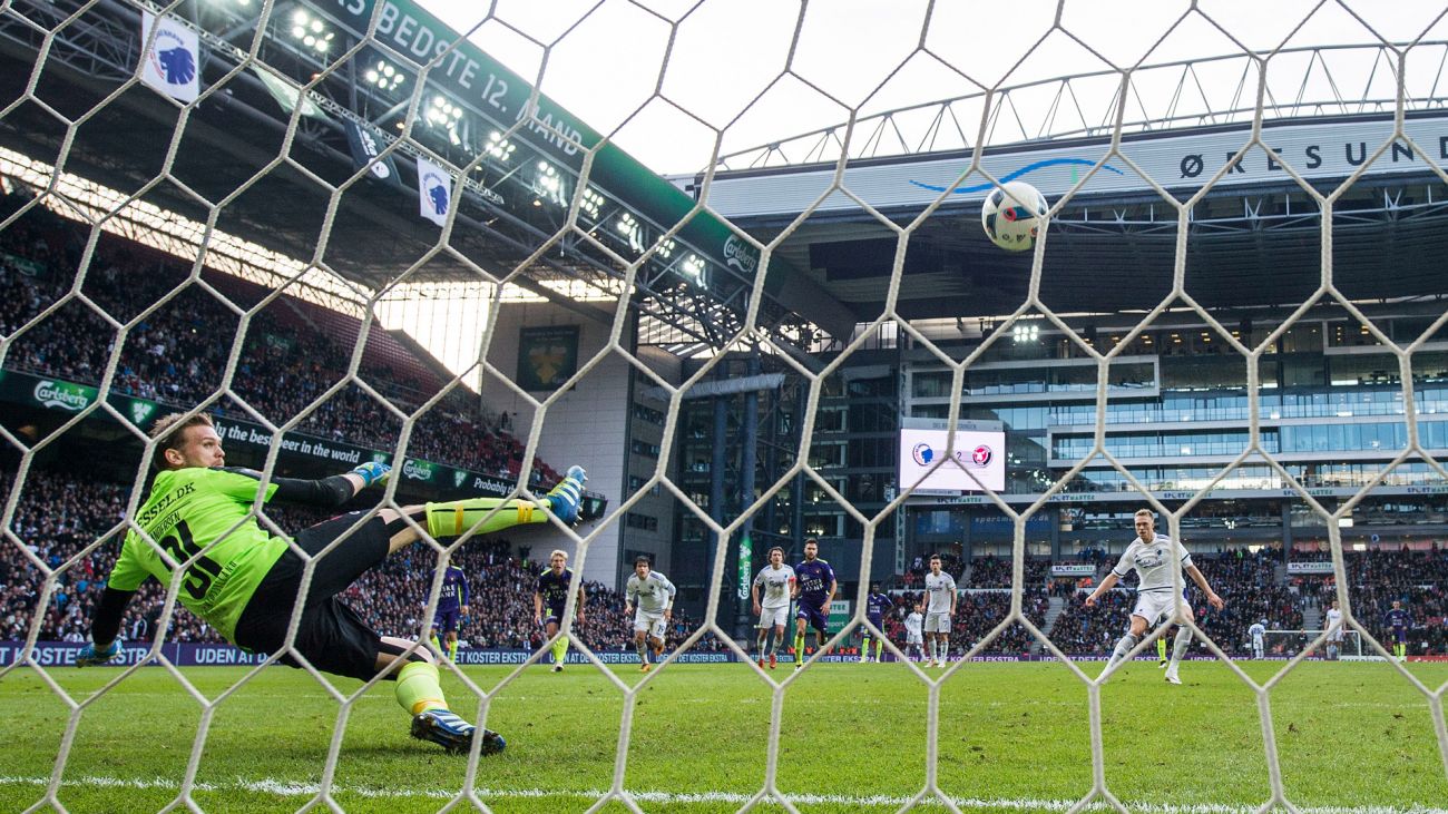 Nicolai Jørgensen scorer på straffespark i 5-3-sejren over FC Midtjylland