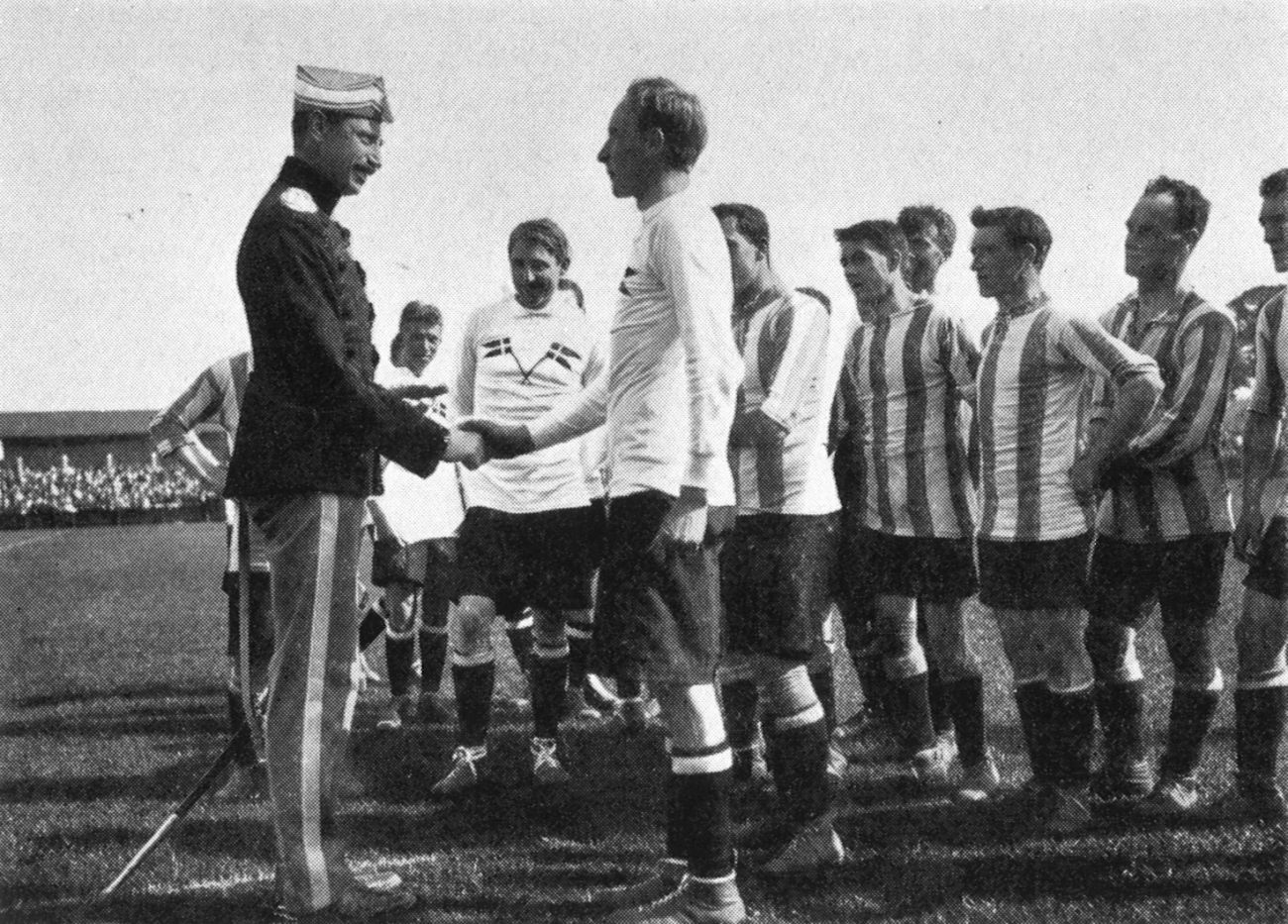 Kronprins Christian hilser på spillerne inden indvielseskampen den 25. maj 1911