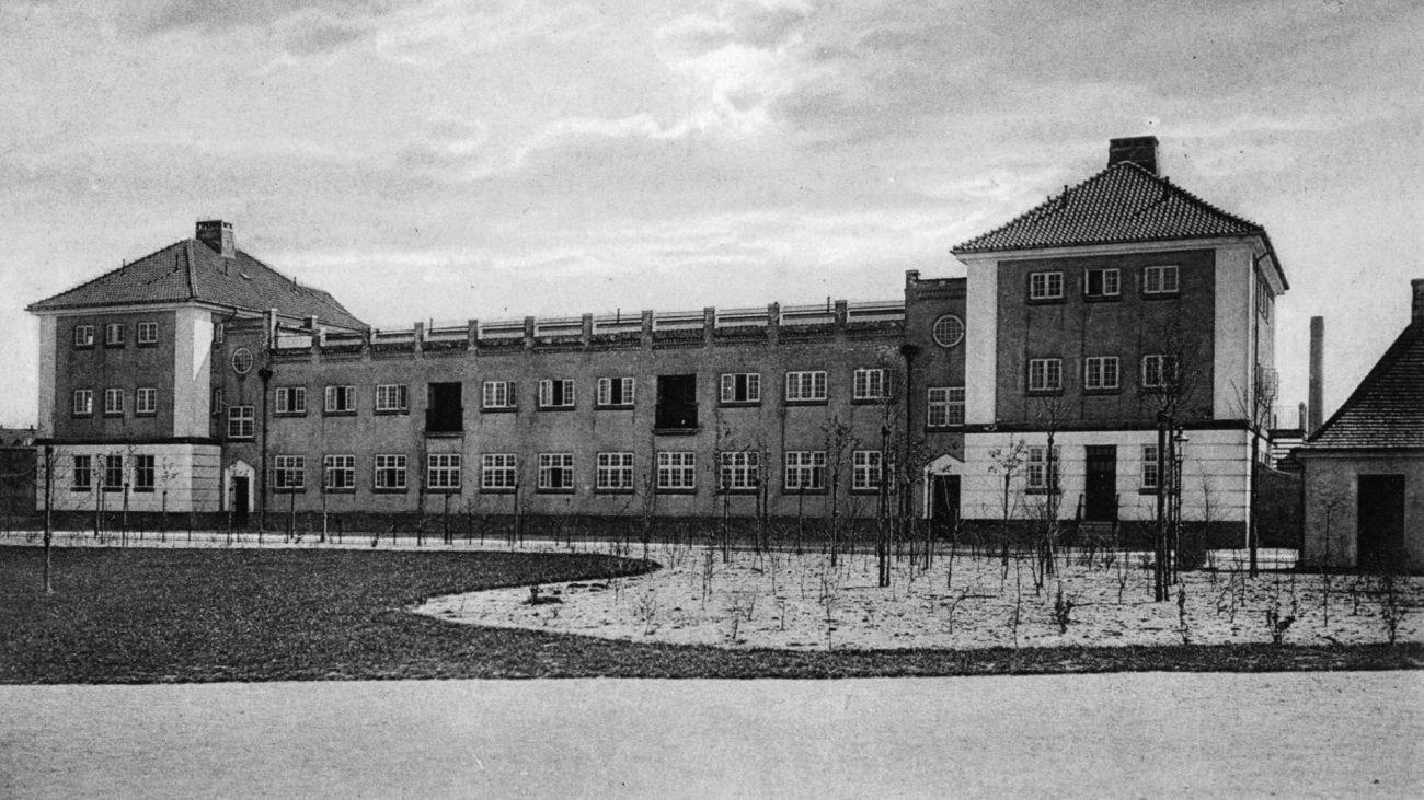 Bagsiden af Københavns Idrætsparks Hovedtribune (Fælledklubhus)